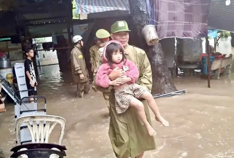 Mưa lũ ở Khánh Hòa: Di dời dân trong đêm, nhiều trường cho học sinh nghỉ học